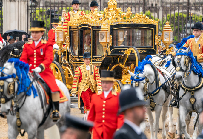 Kong Charles og Dronning Camilla i hest og vogn i den to kilometer lange prosesjonen fra Buckingham Palace til Westminister Abbey. Foto: Jane Barlow / Reuters.